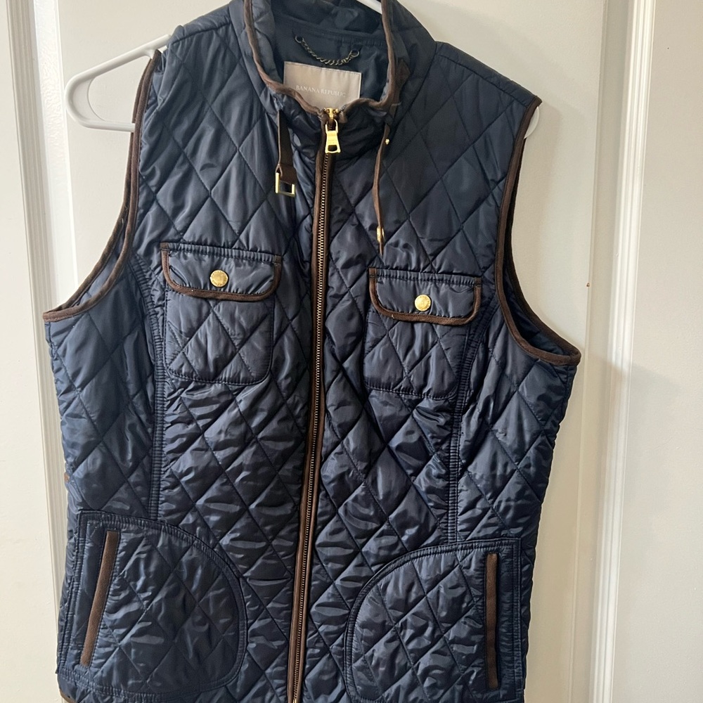 Banana Republic light weigh vest. Women’s large.  Navy/Brown with gold accent